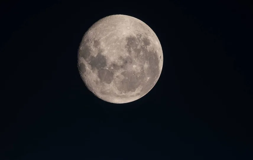 Kínai kutatók rengeteg vizet találtak a Hold felszínén üveggyöngyökbe fagyva